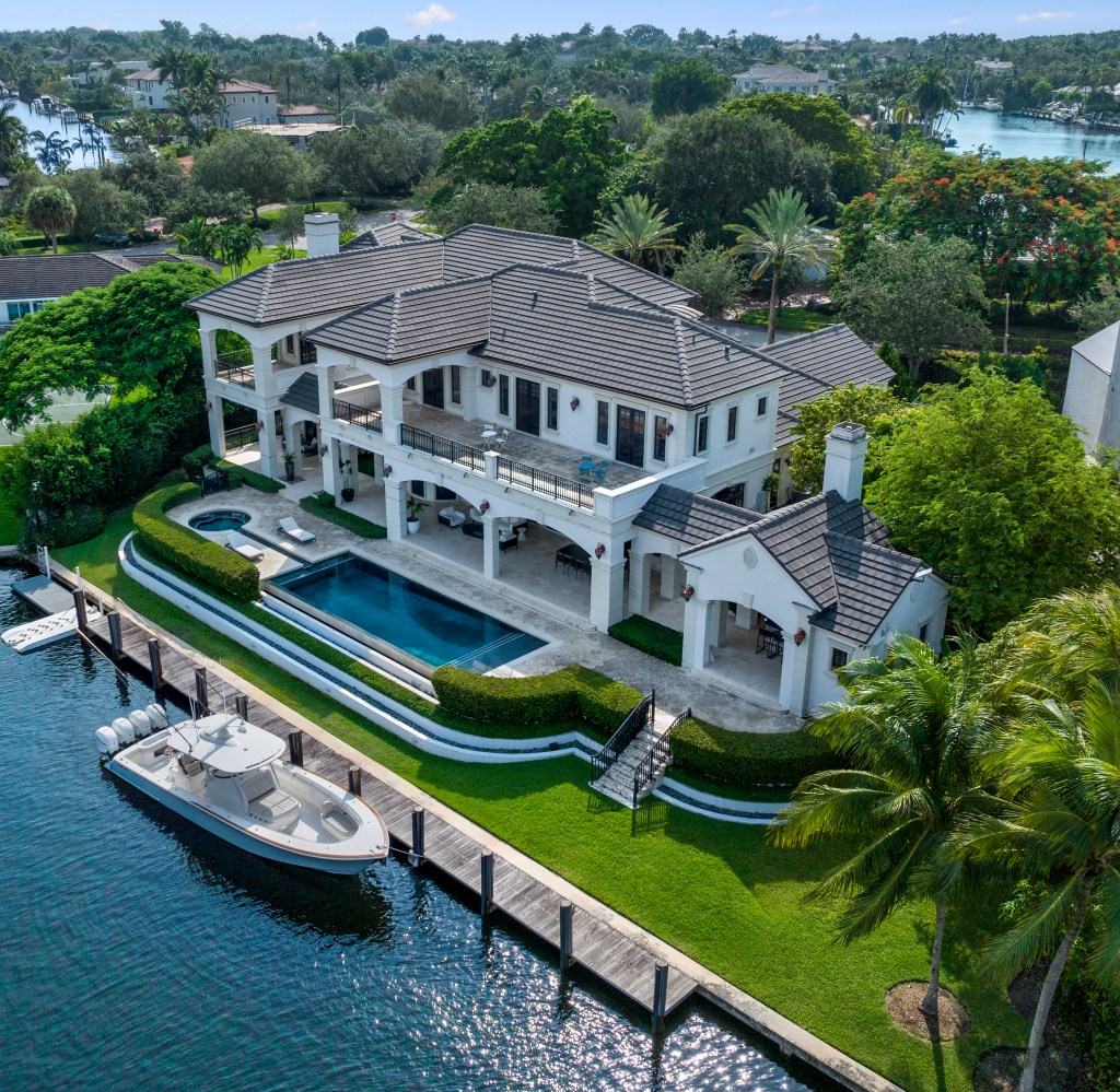 An eight -bedroom house with a pool and body with water in 9320 Gallardo St, Old Cutler Bay, Coral Gables, listed for $ 16.9 million